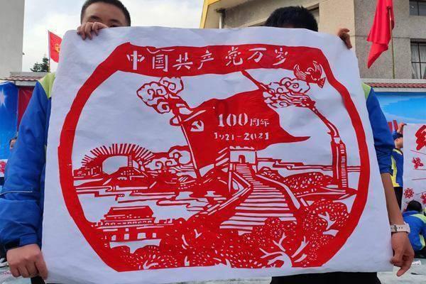 云南一公园里白狮子腿部溃烂 知情人:被同笼舍动物抓伤,已药物处理